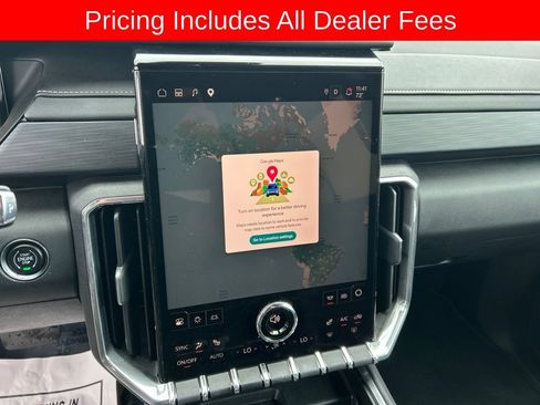Used 2025 GMC Acadia Elevation w/ Elevation Premium Package FWD image 13