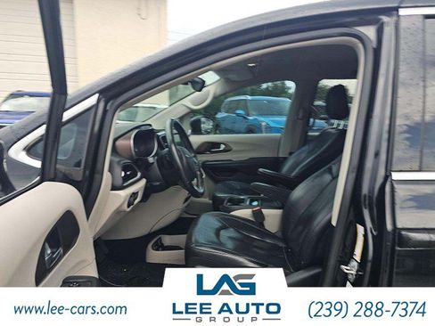 Used 2019 Chrysler Pacifica Touring-L FWD image 5