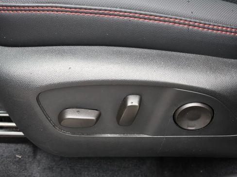 Used 2025 Chevrolet Traverse RS FWD image 19
