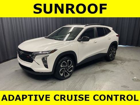 Used 2025 Chevrolet Trax RS w/ Sunroof Package FWD image 2
