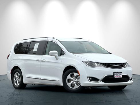 Used 2018 Chrysler Pacifica Touring-L image 2
