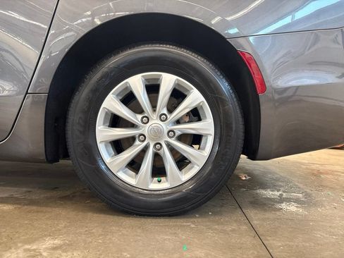 Used 2018 Chrysler Pacifica Touring Plus FWD image 23