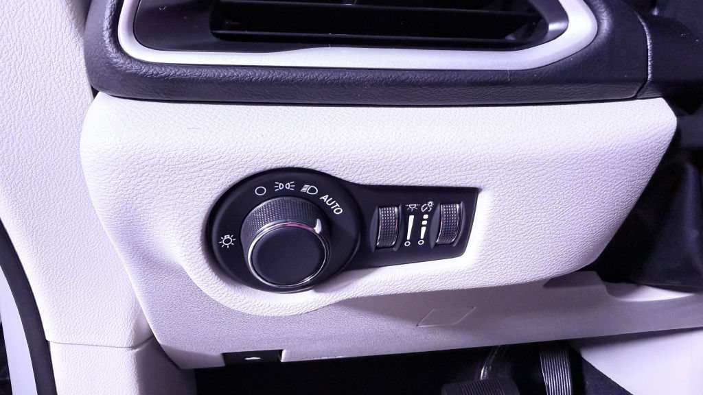 Used 2023 Chrysler Voyager LX FWD image 10