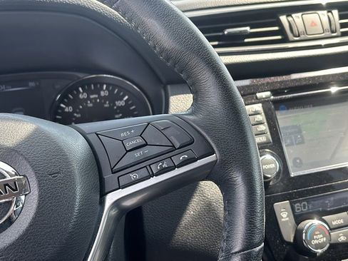 Used 2017 Nissan Rogue SL FWD image 18