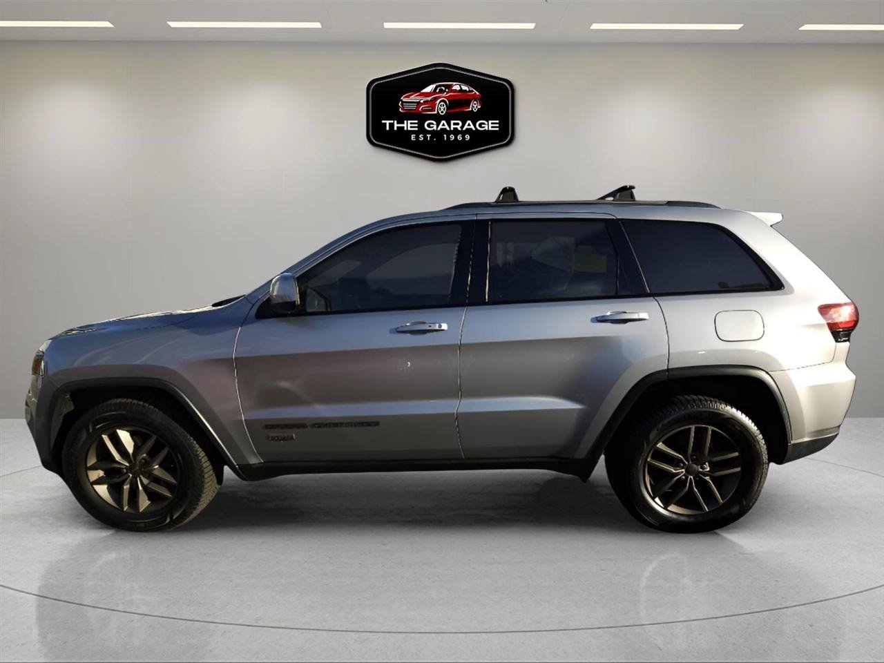 Used 2017 Jeep Grand Cherokee Laredo AWD/4WD image 3