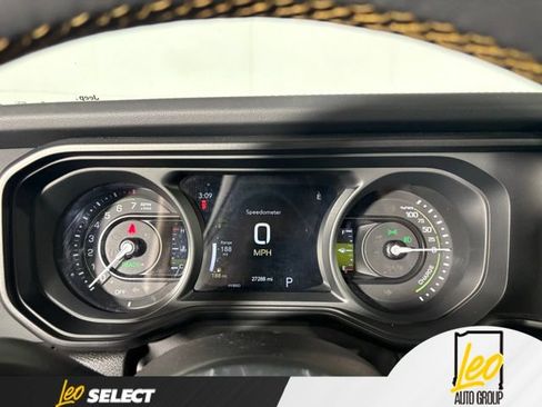 Used 2024 Jeep Wrangler Unlimited Sahara w/ Technology Group AWD/4WD image 15