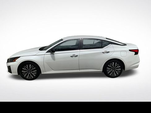 Used 2024 Nissan Altima 2.5 SV FWD image 2