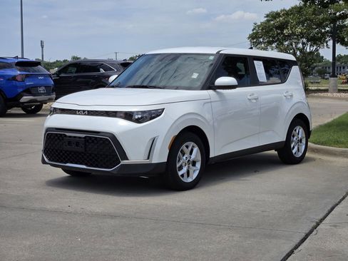 Certified 2025 Kia Soul LX w/ LX Technology Package FWD image 2