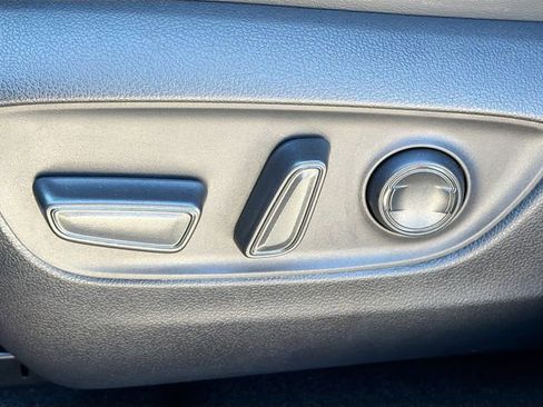 Used 2023 Toyota Venza XLE image 25