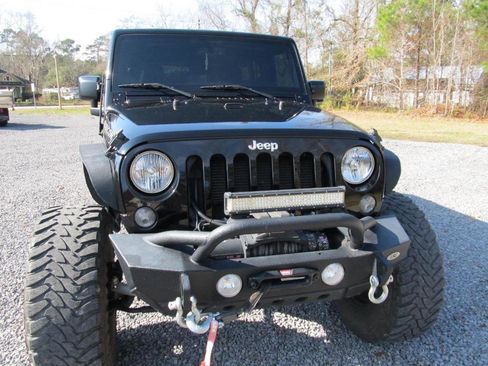 Used 2016 Jeep Wrangler Unlimited Rubicon w/ Connectivity Group image 9