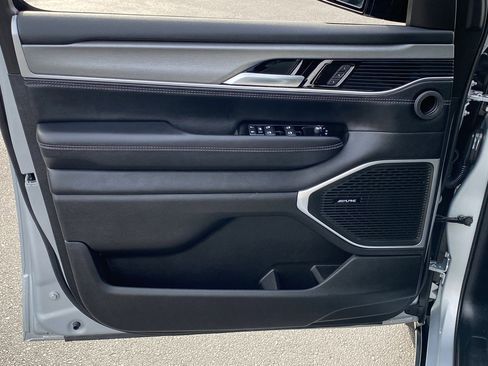 Used 2025 Jeep Wagoneer 4WD w/ Premium Group I image 6