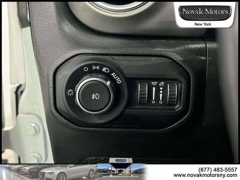 Used 2022 Jeep Wrangler Unlimited Sahara w/ LED Lighting Group AWD/4WD image 19
