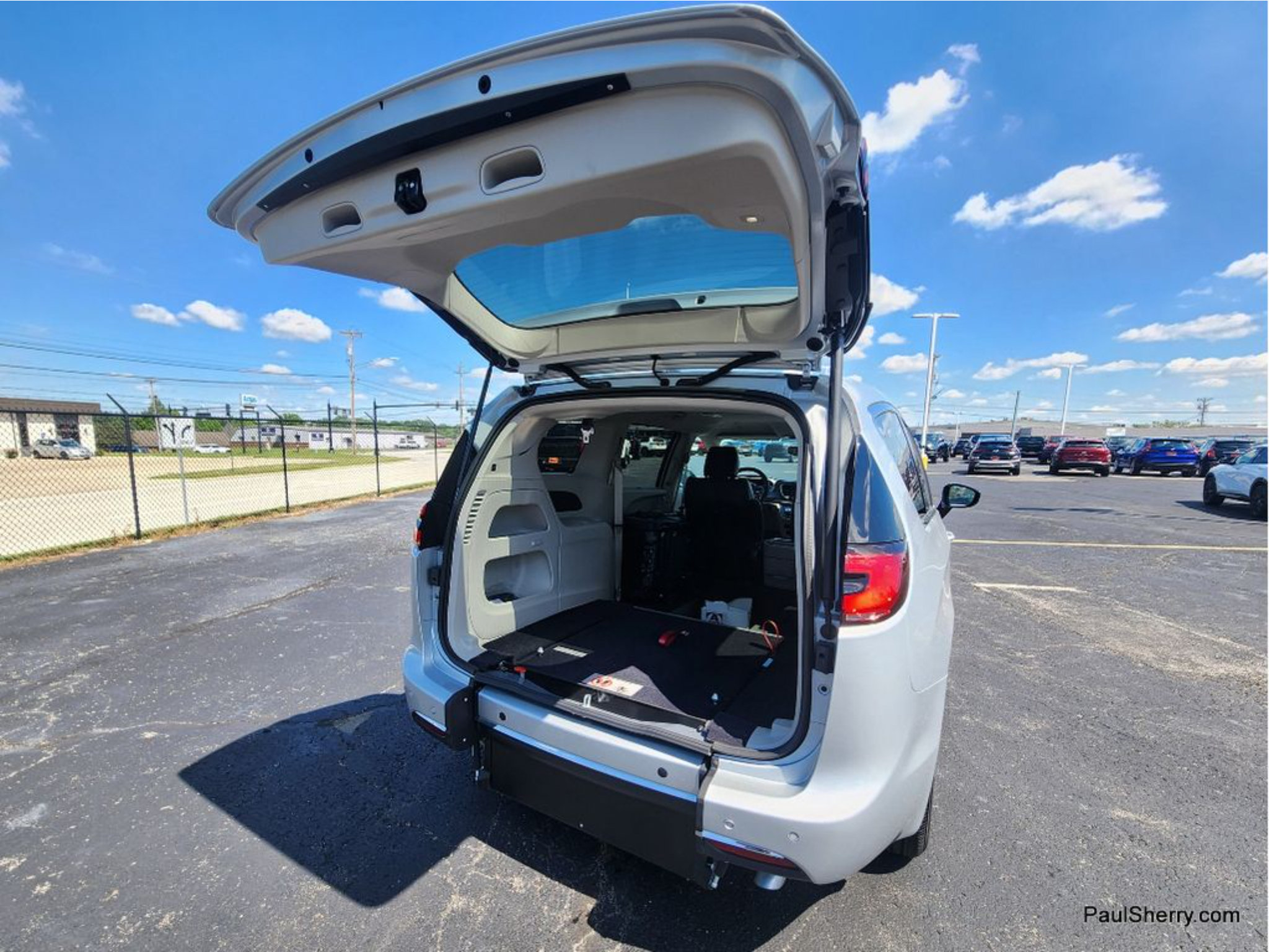 Used 2024 Chrysler Pacifica Touring-L FWD image 11