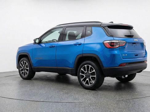 Used 2025 Jeep Compass Trailhawk AWD/4WD image 5