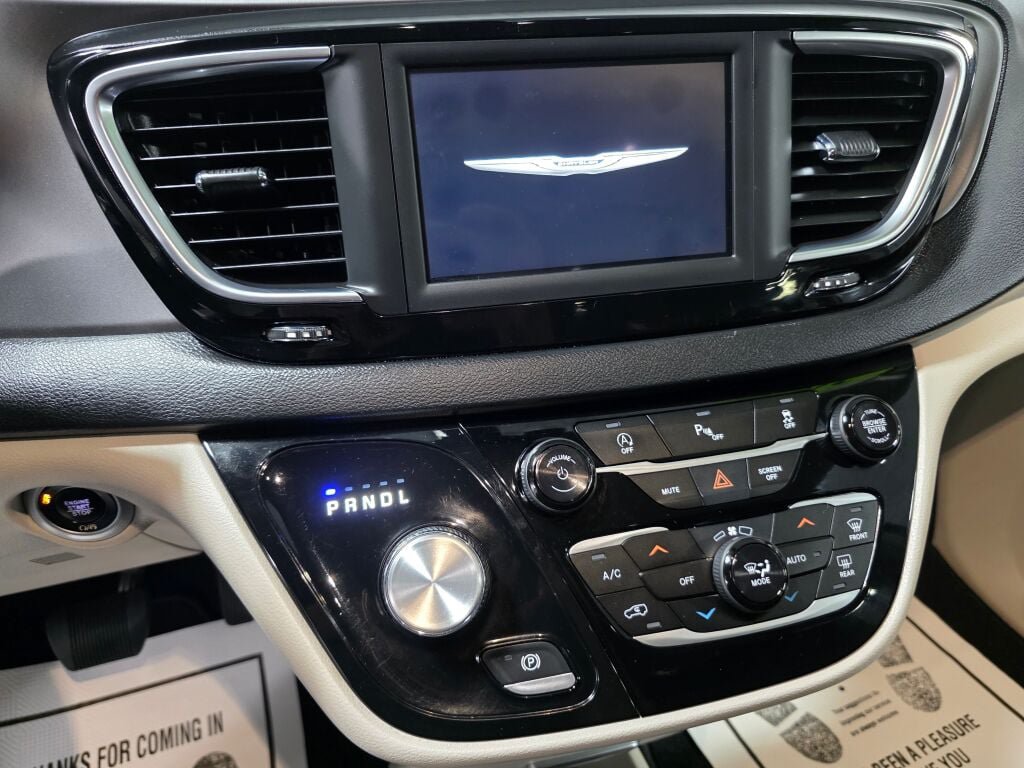 Used 2020 Chrysler Pacifica Touring-L FWD image 13