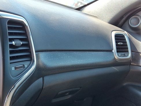 Used 2018 Jeep Grand Cherokee Laredo image 31