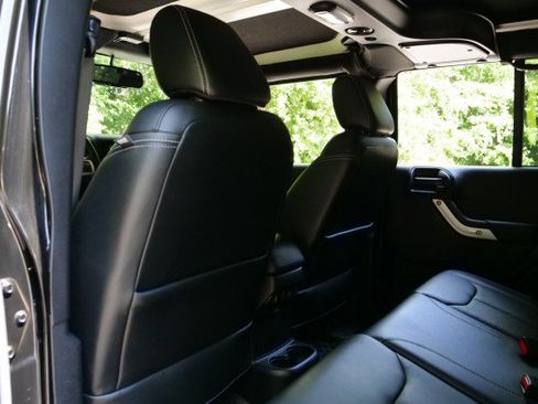 Used 2017 Jeep Wrangler Unlimited Rubicon AWD/4WD image 25
