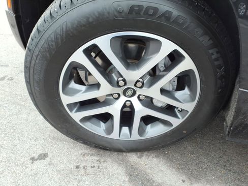 Used 2021 Land Rover Defender 110 X-Dynamic SE image 9