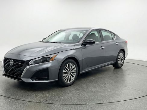 Used 2025 Nissan Altima 2.5 SV image 3
