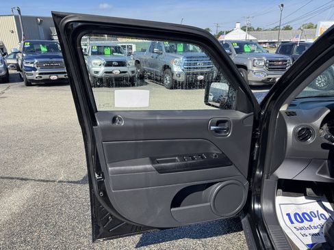 Used 2015 Jeep Patriot High Altitude FWD image 19