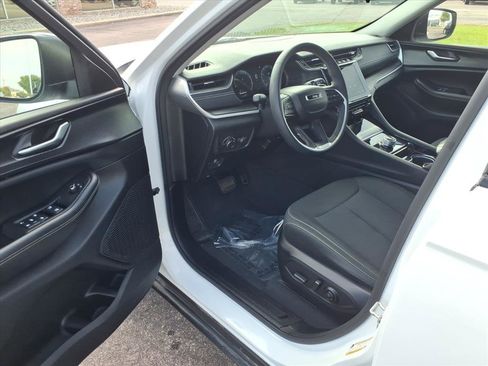 Used 2023 Jeep Grand Cherokee Laredo image 6