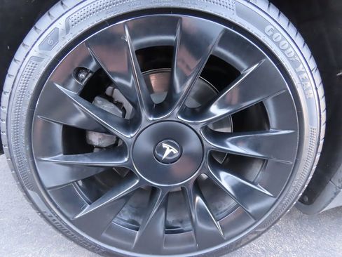 Used 2021 Tesla Model Y Long Range image 16