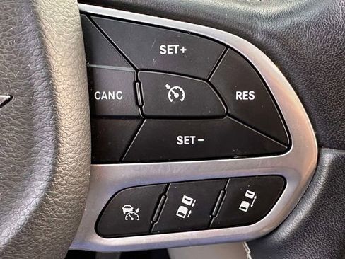 Used 2022 Chrysler Pacifica Touring-L w/ Uconnect Theater Family Group FWD image 26