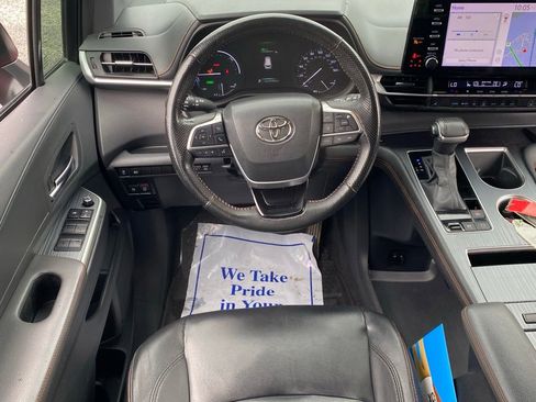 Used 2022 Toyota Sienna XSE FWD image 11