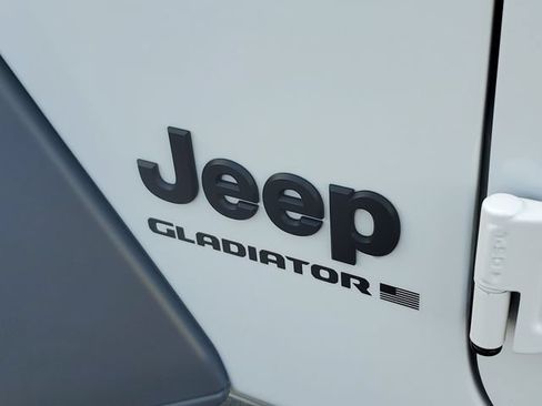Certified 2023 Jeep Gladiator Sport AWD/4WD image 14