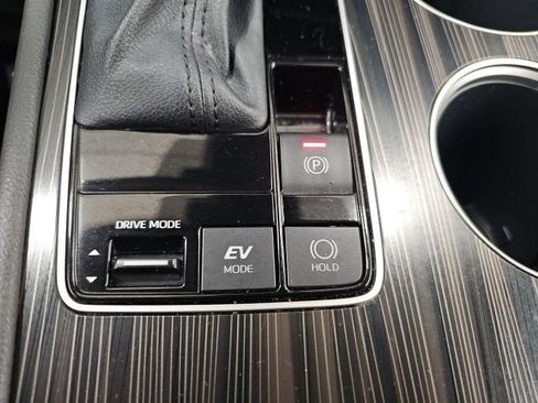 Used 2024 Toyota Sienna Limited image 24