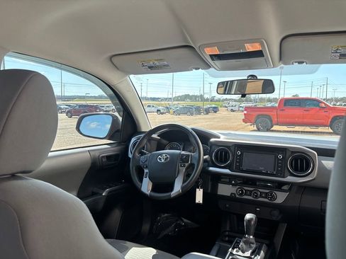 Used 2016 Toyota Tacoma SR5 w/ Towing Package image 25