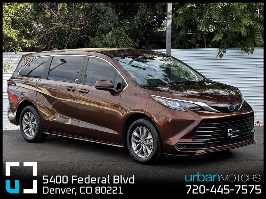 Used 2024 Toyota Sienna LE AWD/4WD image 1
