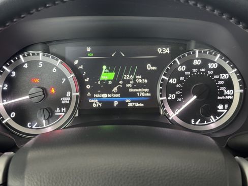 Used 2025 Toyota Highlander LE FWD image 21