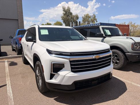 Used 2024 Chevrolet Traverse LT w/ Trailering Package FWD image 3
