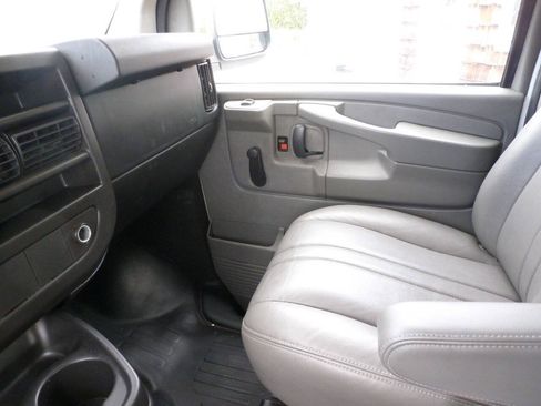 Used 2013 Chevrolet Express 2500 RWD image 24