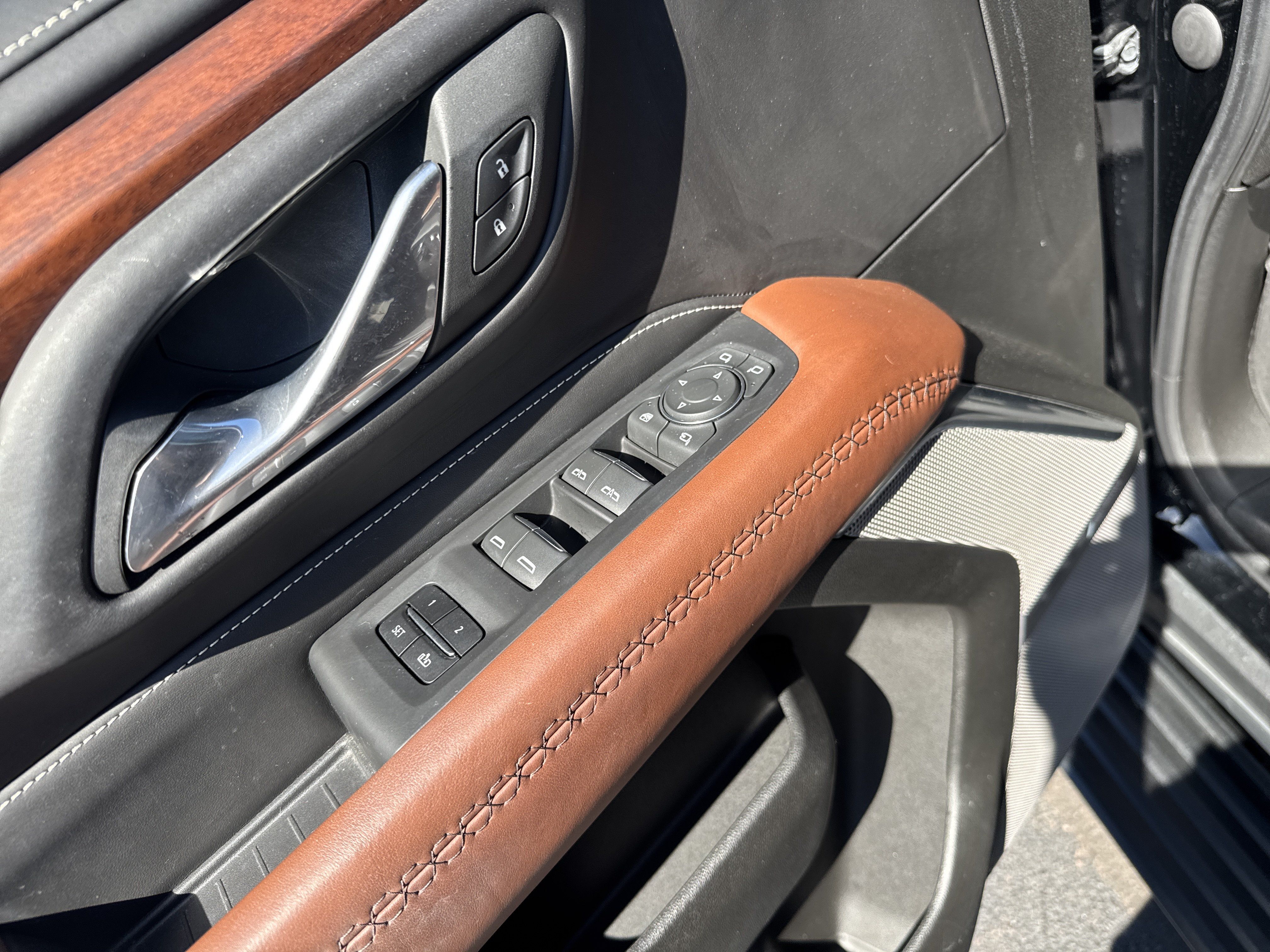 Used 2023 GMC Yukon Denali Ultimate AWD/4WD image 17
