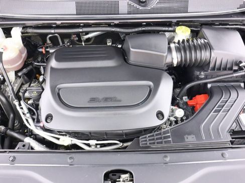 Used 2022 Chrysler Voyager LX image 42