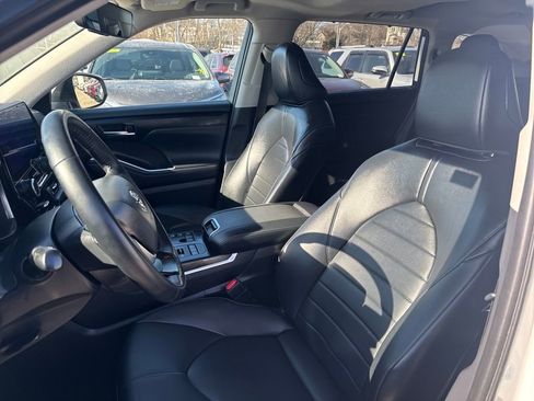Used 2023 Toyota Highlander XLE image 17