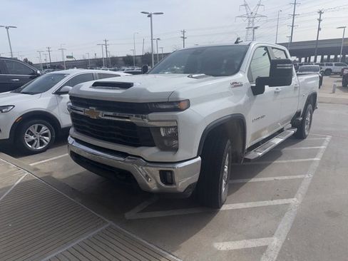 Used 2024 Chevrolet Silverado 2500 LT image 2
