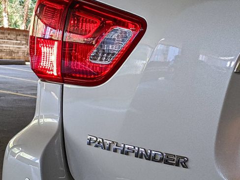 Used 2017 Nissan Pathfinder Platinum FWD image 5