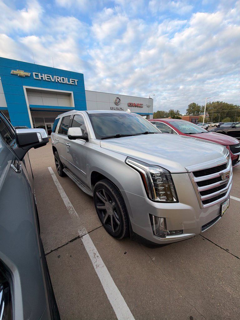Used 2016 Cadillac Escalade Luxury AWD/4WD image 9