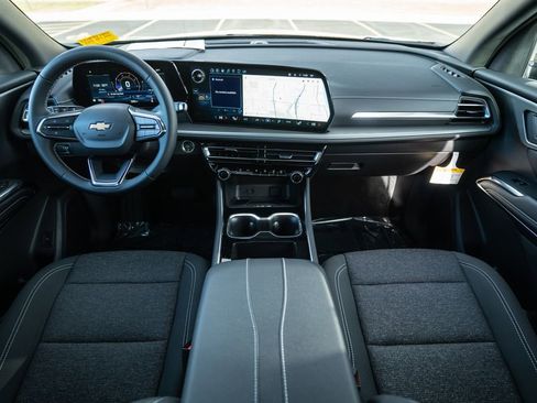 Used 2025 Chevrolet Traverse LT image 12