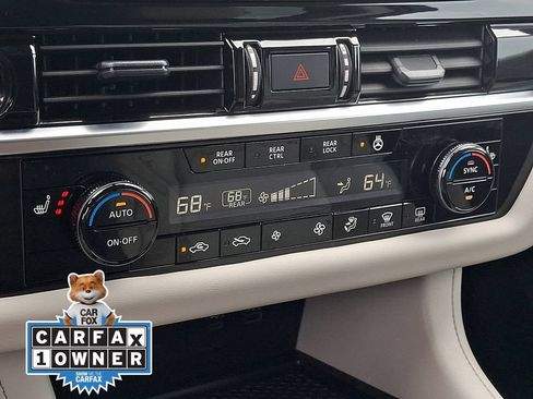 Used 2024 Nissan Pathfinder SL w/ Black Appearance Package AWD/4WD image 17