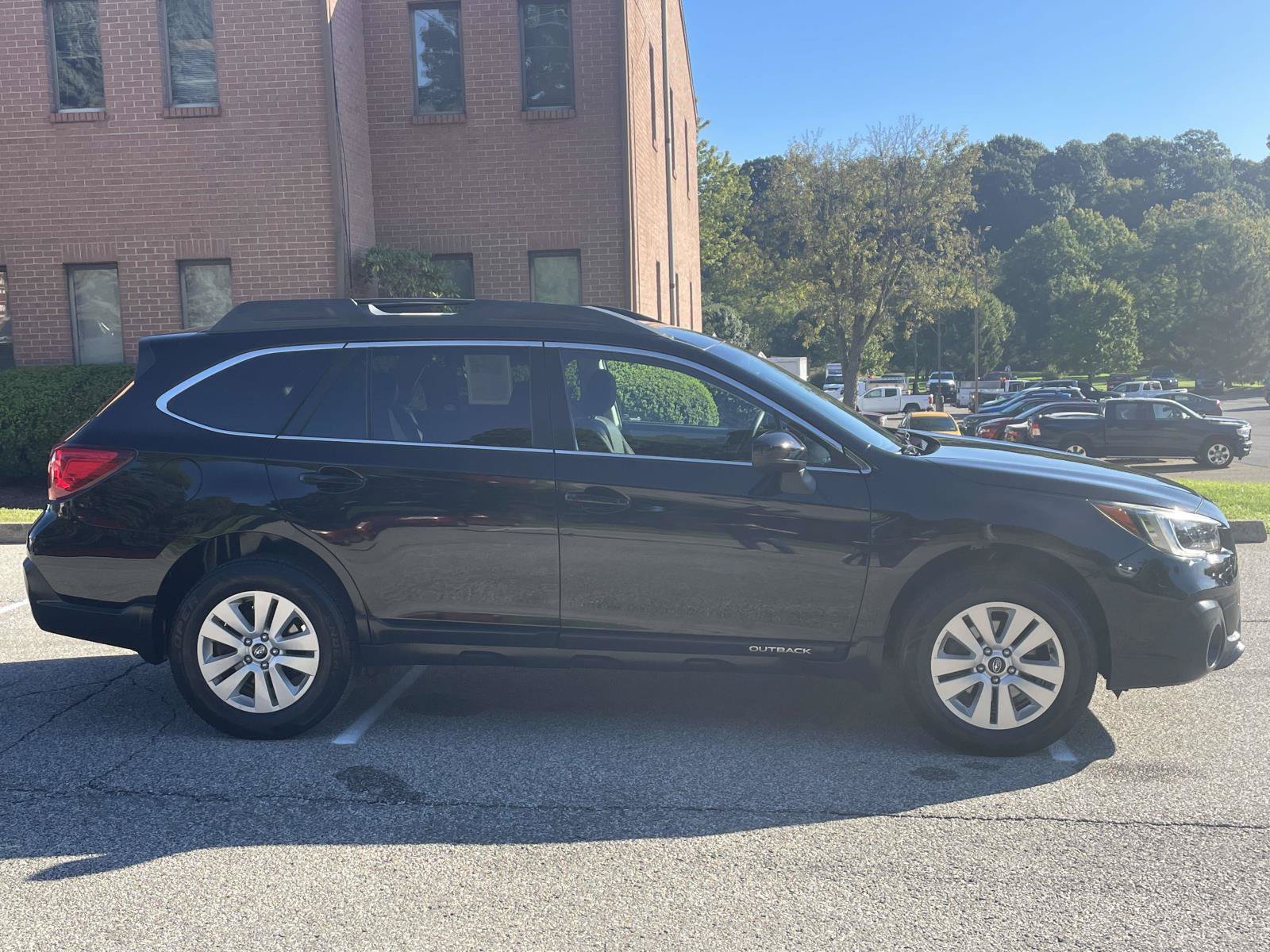 Used 2019 Subaru Outback 2.5i Premium w/ Popular Package #2 AWD/4WD image 2
