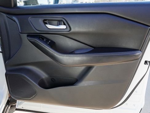 Used 2025 Nissan Rogue SV image 27