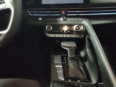 Certified 2025 Hyundai Elantra SEL image 11