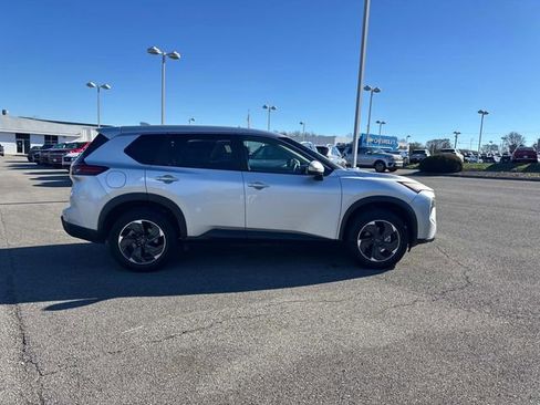 Used 2025 Nissan Rogue SV image 3