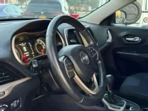 Used 2016 Jeep Cherokee Latitude FWD image 10