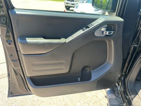Used 2016 Nissan Frontier SV w/ SV Value Truck Package AWD/4WD image 9