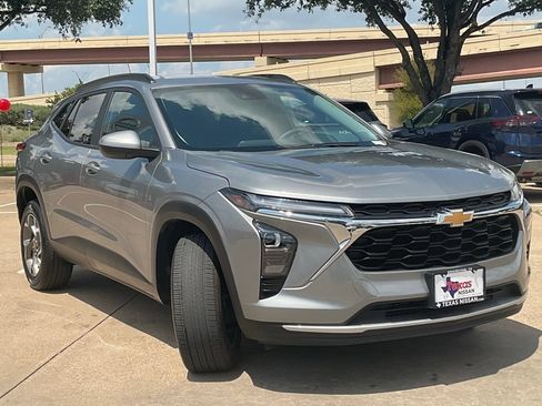 Used 2025 Chevrolet Trax LT FWD image 5